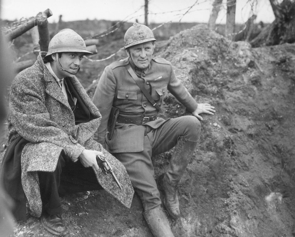 Dreharbeiten zu Paths of Glory: Stanley Kubrick und Kirk Douglas Dreharbeiten zu Paths of Glory: Stanley Kubrick und Kirk Douglas