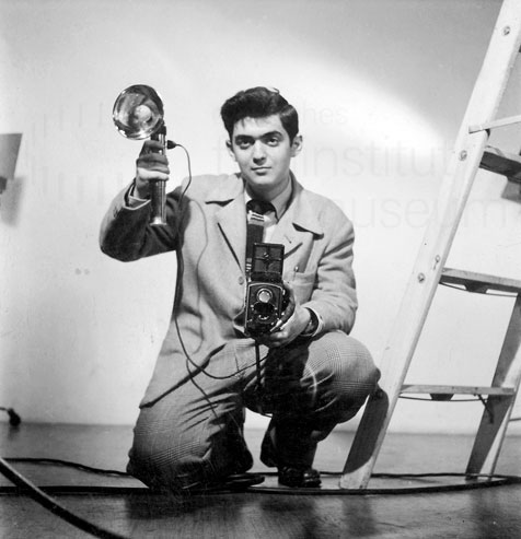 Stanley Kubrick als Fotograf für das LOOK Magazin, um 1949. Foto: Jacques Kubrick Stanley Kubrick als Fotograf für das LOOK Magazin, um 1949. Foto: Jacques Kubrick